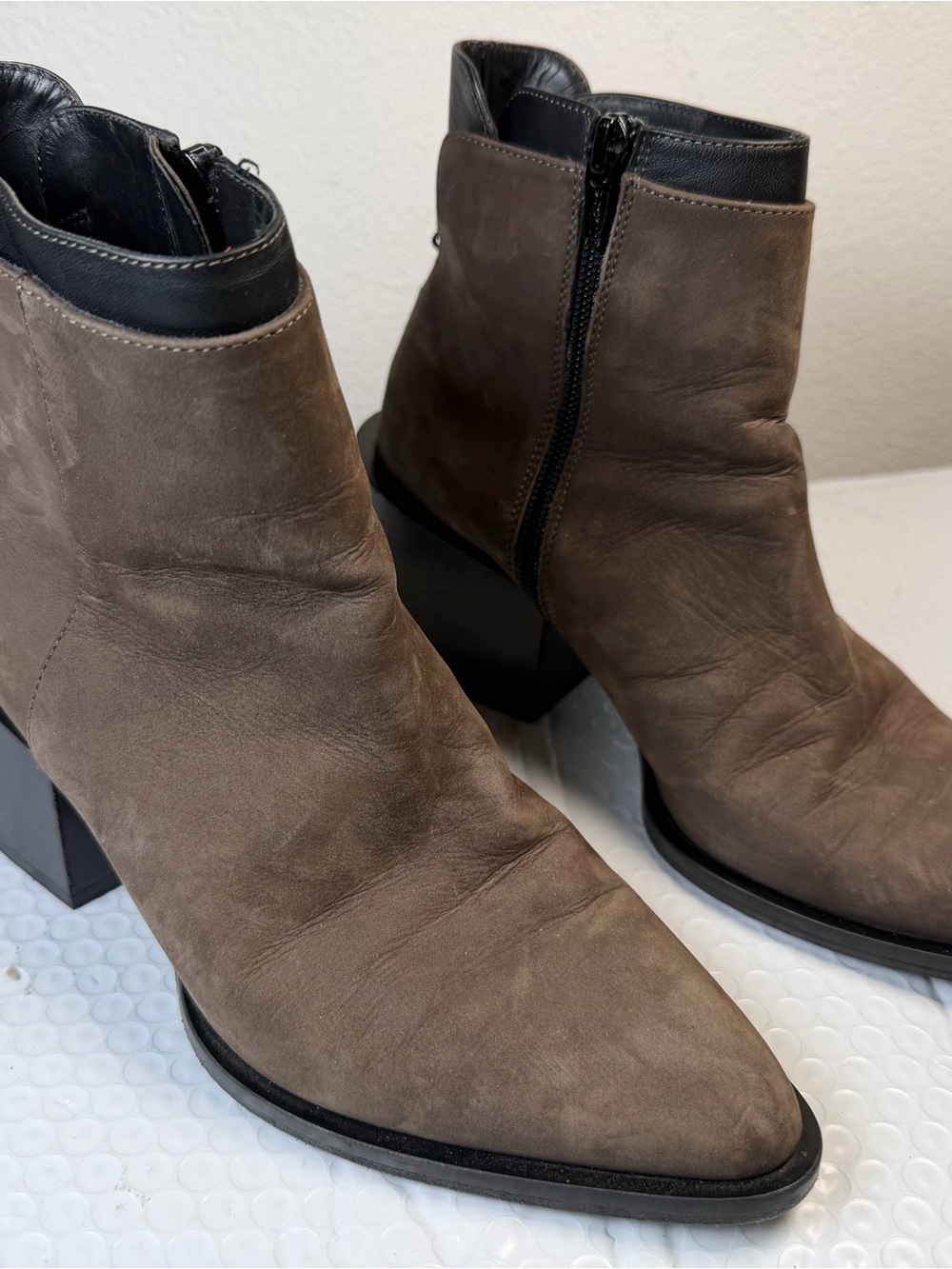 Vince Suede Leather Ankle Boots Gray Taupe Block Heel Zip Italy Women’s 6.5